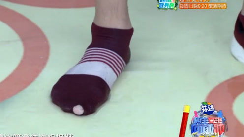 小伙穿一只鞋登頂,襪子竟破了個洞,小伙羞的都臉紅丨向前沖